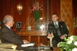 Image du Maroc Professionnelle de  Sa Majesté le roi Mohammed VI discute avec son premier ministre Abderrahmane El Yousfi au palais royale de Rabat, le 21 Décembre 2000. (Photo / Abdeljalil Bounhar)